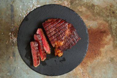 sığır eti biftek ızgara baharat (et parçası). Kopya alanı ile üstten görünüm