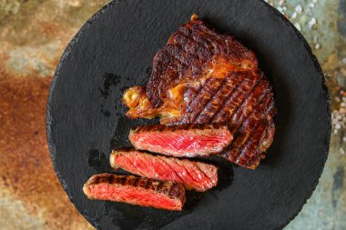 sığır eti biftek ızgara baharat (et parçası). Kopya alanı ile üstten görünüm