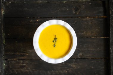 balkabağı çorbası (turuncu tatlı patates). Sağlıklı gıda. Uzay kopyalayın. Üstten görünüm