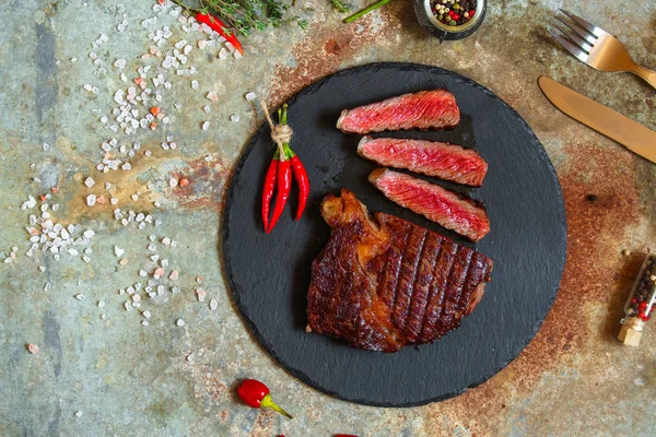 향신료 쇠고기 스테이크 평면도 — 스톡 사진