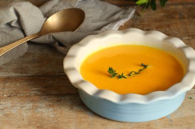 balkabağı çorbası (turuncu tatlı patates). Sağlıklı gıda. Uzay kopyalayın. Üstten görünüm