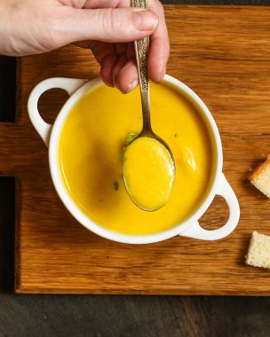 balkabağı çorbası (turuncu tatlı patates). Sağlıklı gıda. Uzay kopyalayın. Üstten görünüm