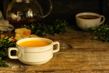 balkabağı çorbası (turuncu tatlı patates). Sağlıklı gıda. Uzay kopyalayın. Üstten görünüm
