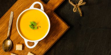 balkabağı çorbası (turuncu tatlı patates). Sağlıklı gıda. Uzay kopyalayın. Üstten görünüm