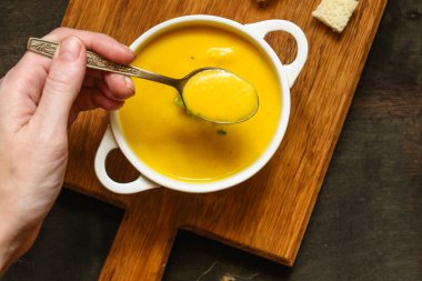 balkabağı çorbası (turuncu tatlı patates). Sağlıklı gıda. Uzay kopyalayın. Üstten görünüm