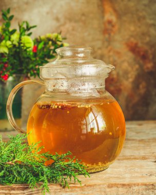 masanın üzerine saydam bir çaydanlık yeşil çay (bitkisel çay demlendi). üstten görünüm.