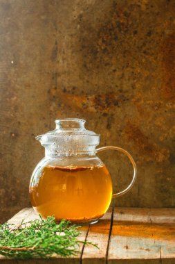 masanın üzerine saydam bir çaydanlık yeşil çay (bitkisel çay demlendi). üstten görünüm.