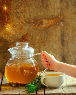 masanın üzerine saydam bir çaydanlık yeşil çay (bitkisel çay demlendi). üstten görünüm.