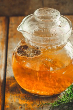 masanın üzerine saydam bir çaydanlık yeşil çay (bitkisel çay demlendi). üstten görünüm.