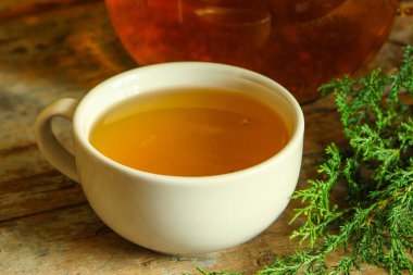 masanın üzerine saydam bir çaydanlık yeşil çay (bitkisel çay demlendi). üstten görünüm.