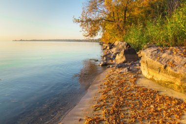 su - (ufuk)'ın kıyısında günbatımı manzara. üstten görünüm.