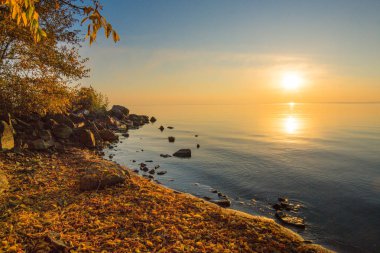 su - (ufuk)'ın kıyısında günbatımı manzara. üstten görünüm.