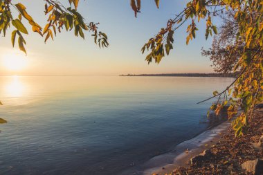 su - (ufuk)'ın kıyısında günbatımı manzara. üstten görünüm.