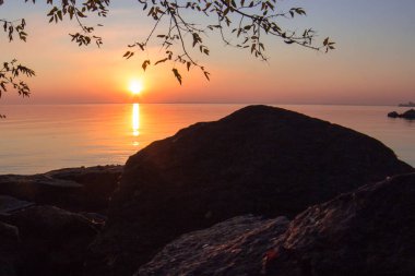 su - (ufuk)'ın kıyısında günbatımı manzara. üstten görünüm.