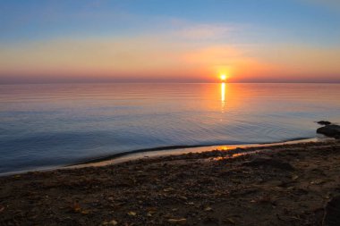 su - (ufuk)'ın kıyısında günbatımı manzara. üstten görünüm.