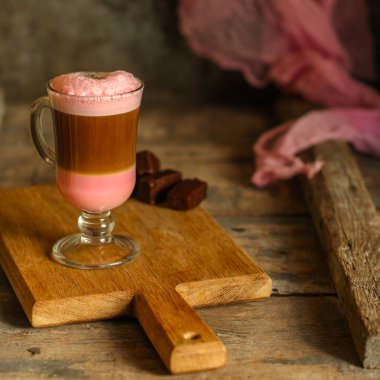 masanın üzerine saydam bir fincan sütlü kahve lattebeetroot (pancar suyu) - pembe.