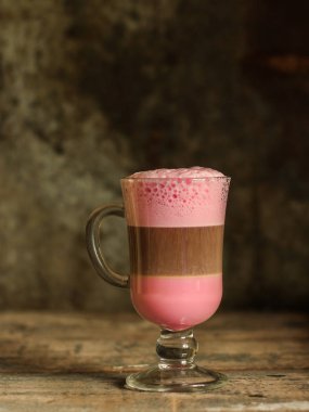 masanın üzerine saydam bir fincan sütlü kahve lattebeetroot (pancar suyu) - pembe.