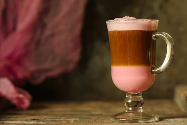 masanın üzerine saydam bir fincan sütlü kahve lattebeetroot (pancar suyu) - pembe.