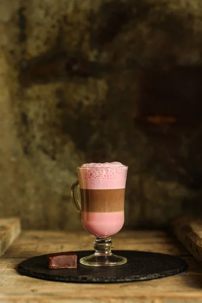 Lattebeetroot Jugo Remolacha Café Rosa Con Leche Una Taza Transparente — Foto de Stock