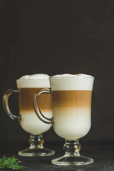 Latte Kaffe Med Mjölk Genomskinlig Kopp Bordet Ovanifrån — Stockfoto