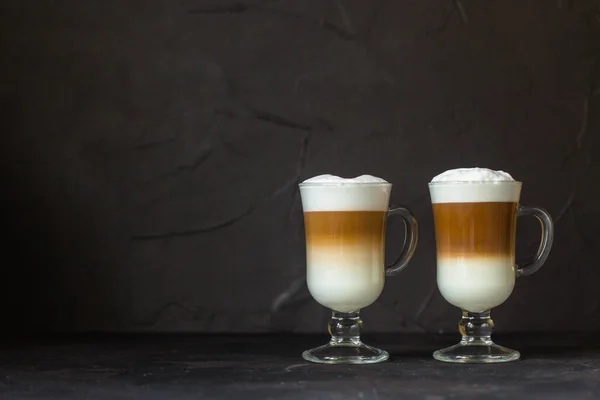 Latte Kaffe Med Mjölk Genomskinlig Kopp Bordet Ovanifrån — Stockfoto