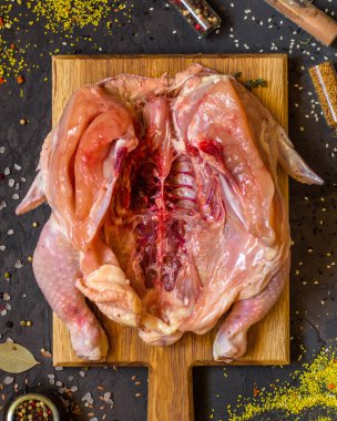 çiğ tavuk - bütün kavrulmuş tavuk (tavuk eti). Kopya alanı ile üstten görünüm