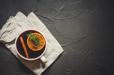 Baharat ve hediyeler masanın üzerinde mulled şarap. Yeni Yılınız Kutlu Olsun! Üstten görünüm