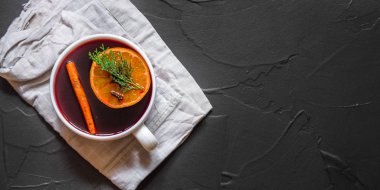 Baharat ve hediyeler masanın üzerinde mulled şarap. Yeni Yılınız Kutlu Olsun! Üstten görünüm