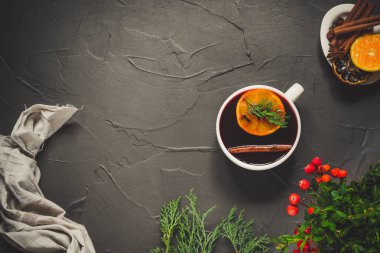Baharat ve hediyeler masanın üzerinde mulled şarap. Yeni Yılınız Kutlu Olsun! Üstten görünüm
