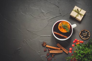 Baharat ve hediyeler masanın üzerinde mulled şarap. Yeni Yılınız Kutlu Olsun! Üstten görünüm