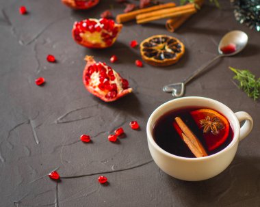 Baharat ve hediyeler masanın üzerinde mulled şarap. Yeni Yılınız Kutlu Olsun! Üstten görünüm