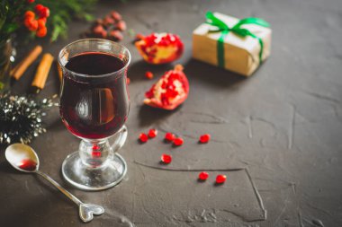 Baharat ve hediyeler masanın üzerinde mulled şarap. Yeni Yılınız Kutlu Olsun! Üstten görünüm
