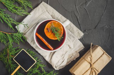 Baharat ve hediyeler masanın üzerinde mulled şarap. Yeni Yılınız Kutlu Olsun! Üstten görünüm