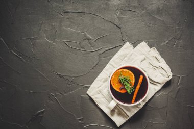 Baharat ve hediyeler masanın üzerinde mulled şarap. Yeni Yılınız Kutlu Olsun! Üstten görünüm