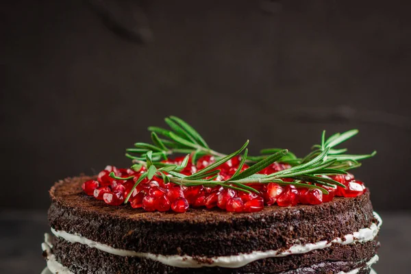 Chocolate Cake Pomegranate Rosemary Cake Creamy Chocolate Top View — Stock Photo, Image