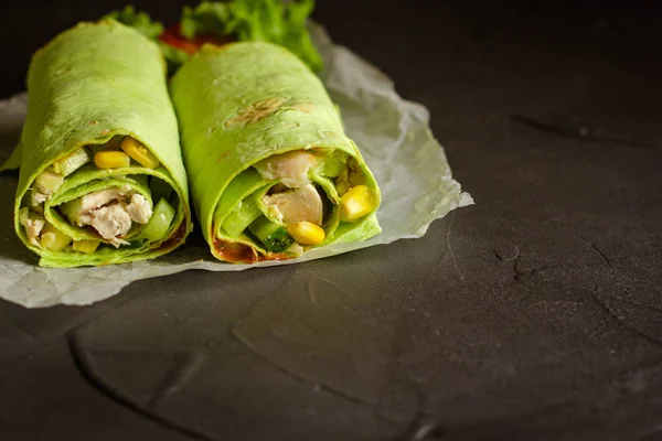 Burrito Envuelve Verde Con Carne Verduras Envolturas Tortilla Vista Superior —  Fotos de Stock