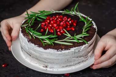Nar ve biberiye (çikolatalı kek) ile pasta. üstten görünüm.
