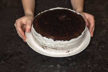 Nar ve biberiye (çikolatalı kek) ile pasta. üstten görünüm.