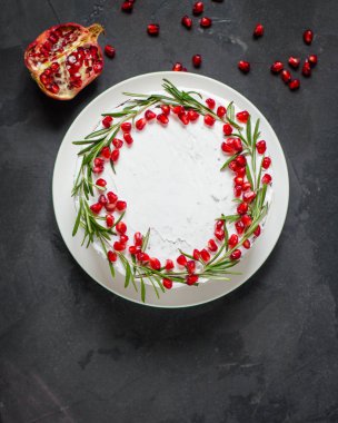 Nar ve biberiye (çikolatalı kek) ile pasta. üstten görünüm.