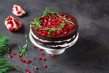 Nar ve biberiye (çikolatalı kek) ile pasta. üstten görünüm.