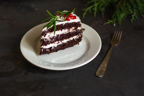 Torta Gránátalma Rozmaring Csokis Piskóta Szemközti Nézet — Stock Fotó