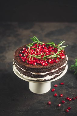 Çikolatalı kek ile nar, fındık ve biberiye (çikolatalı kek). üstten görünüm.