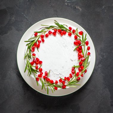 Çikolatalı kek ile nar, fındık ve biberiye (çikolatalı kek). üstten görünüm.