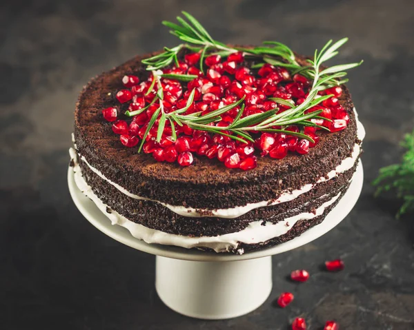 Çikolatalı kek ile nar, fındık ve biberiye (çikolatalı kek). üstten görünüm.