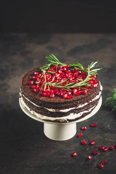 Çikolatalı kek ile nar, fındık ve biberiye (çikolatalı kek). üstten görünüm.