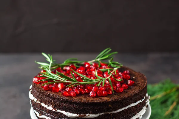 Çikolatalı kek ile nar, fındık ve biberiye (çikolatalı kek). üstten görünüm.