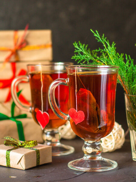 Чай и праздничная атмосфера (сердце и любовь) Горячие напитки на столе. Копирование пространства
.