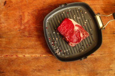 sığır eti biftek ham (ızgara etler baharatlar ile) - bir parça et. Kopya alanı ile üstten görünüm