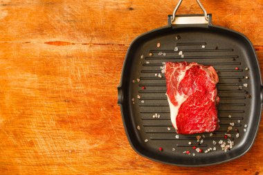 sığır eti biftek ham (ızgara etler baharatlar ile) - bir parça et. Kopya alanı ile üstten görünüm