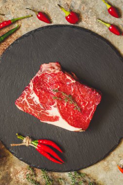 sığır eti biftek ham (ızgara etler baharatlar ile) - bir parça et. Kopya alanı ile üstten görünüm